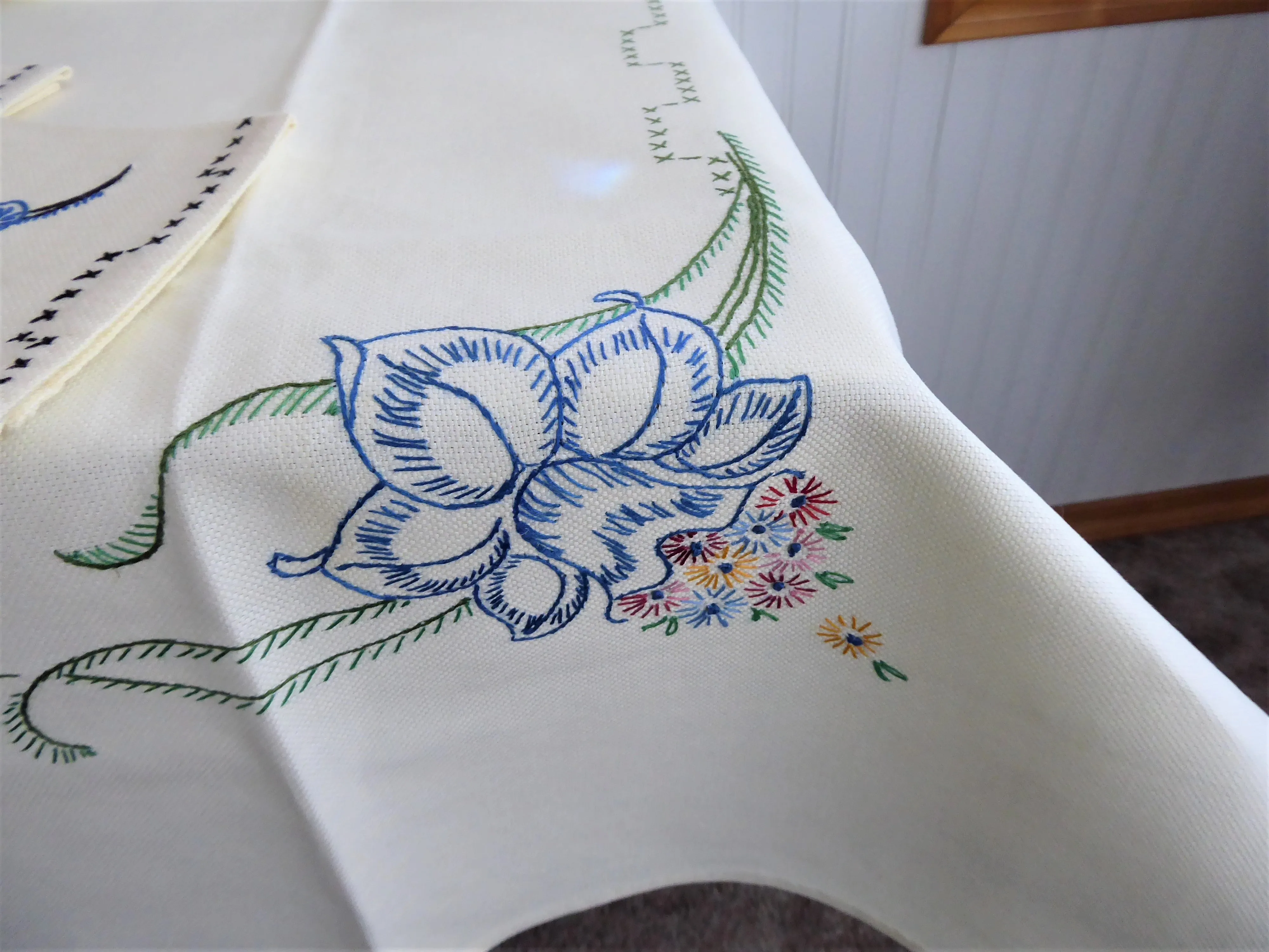 Embroidered Tablecloth Daffodils 36 Inch Square 4 Napkins 1960s Bridge Cloth Card Table