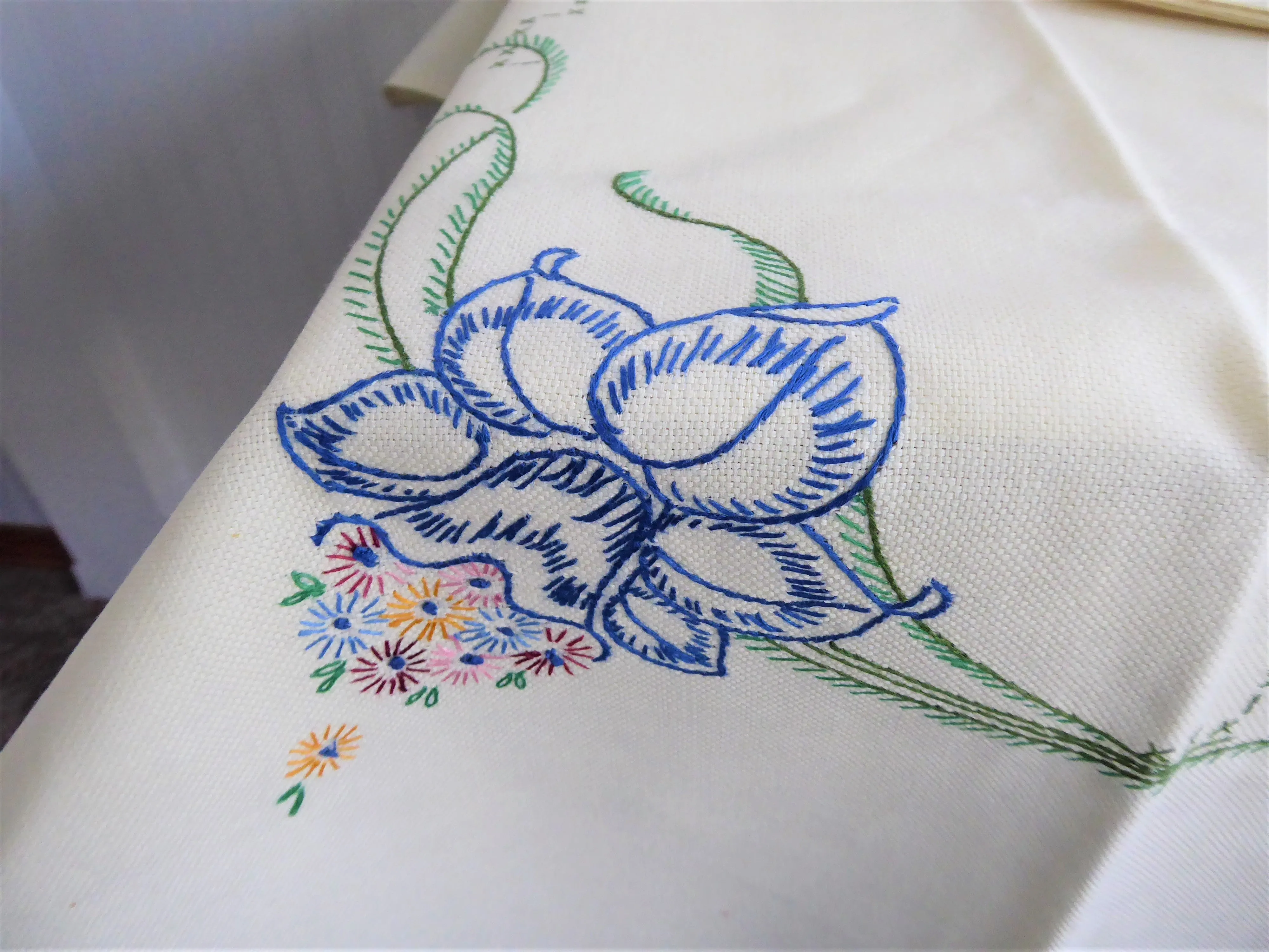 Embroidered Tablecloth Daffodils 36 Inch Square 4 Napkins 1960s Bridge Cloth Card Table