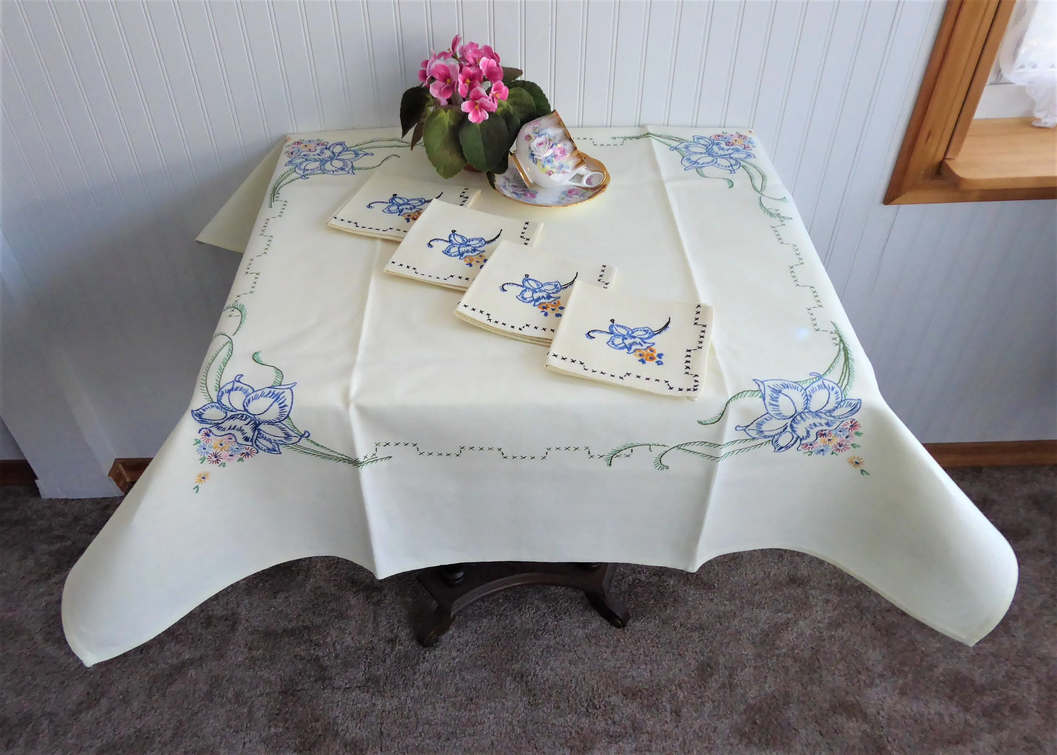 Embroidered Tablecloth Daffodils 36 Inch Square 4 Napkins 1960s Bridge Cloth Card Table