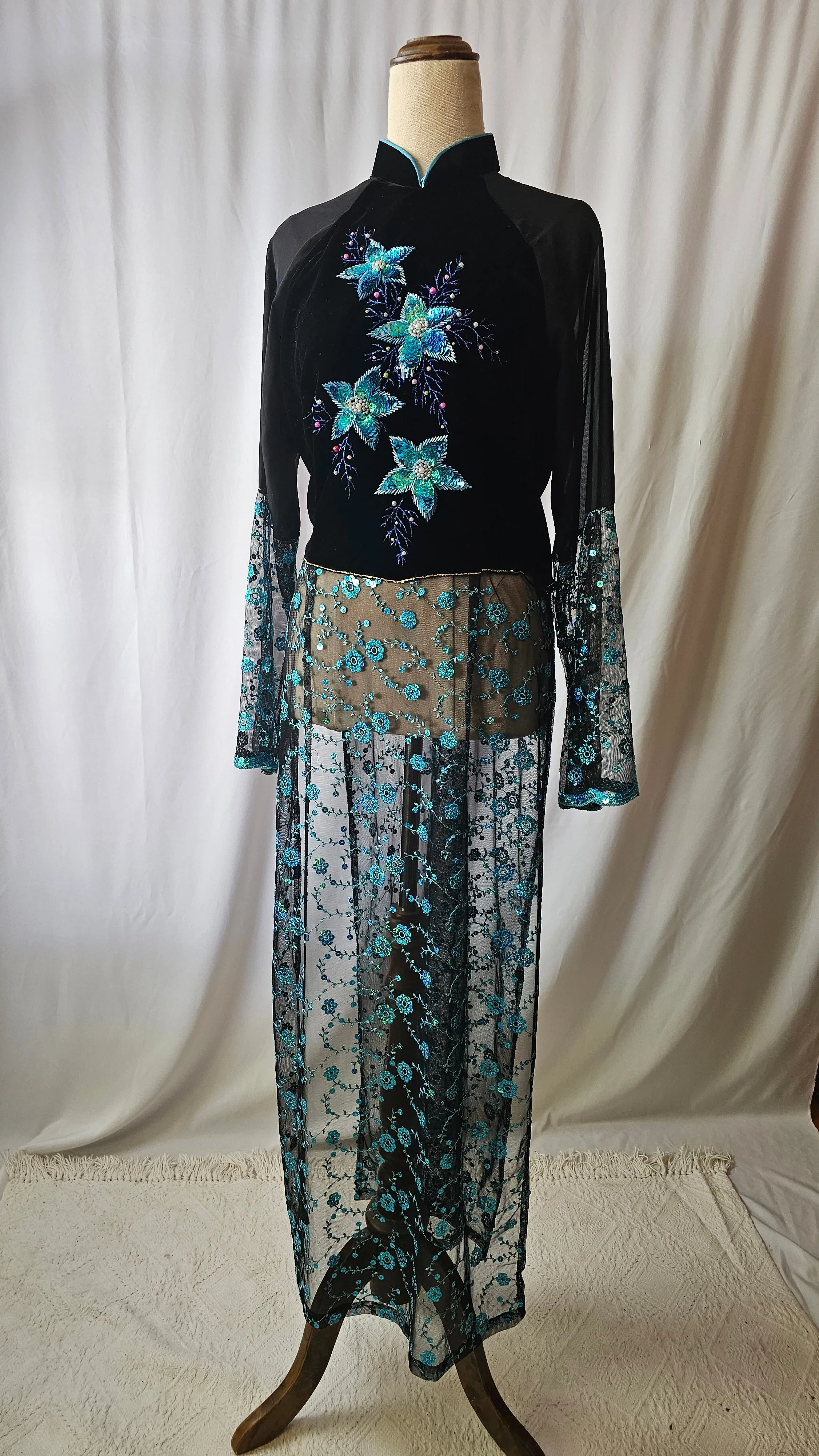 Vintage Black Velvet and Lace Dress with Teal Floral Embroidery – Timeless Elegance 8-10