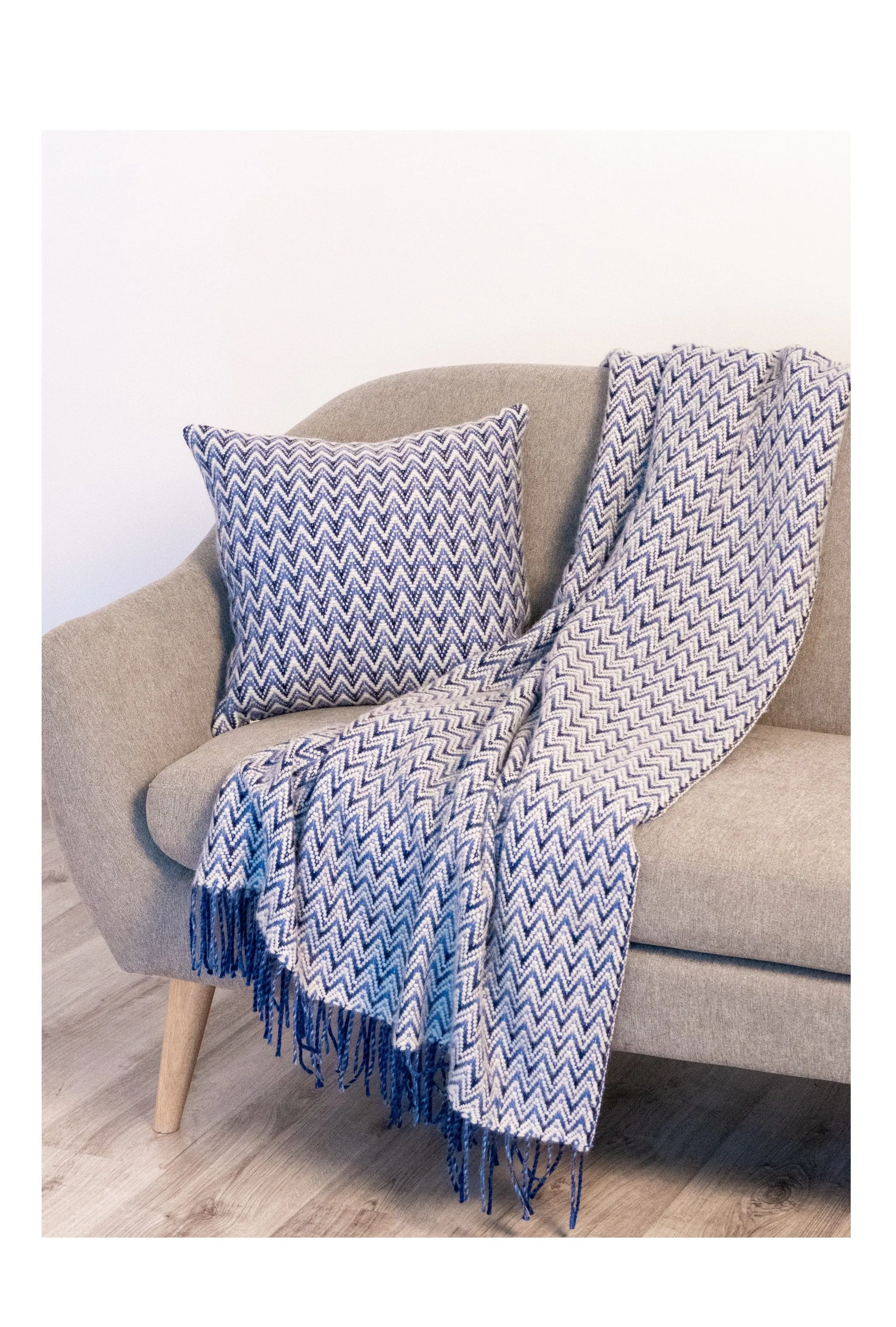 Wave Wool Design blanket throw - Blue